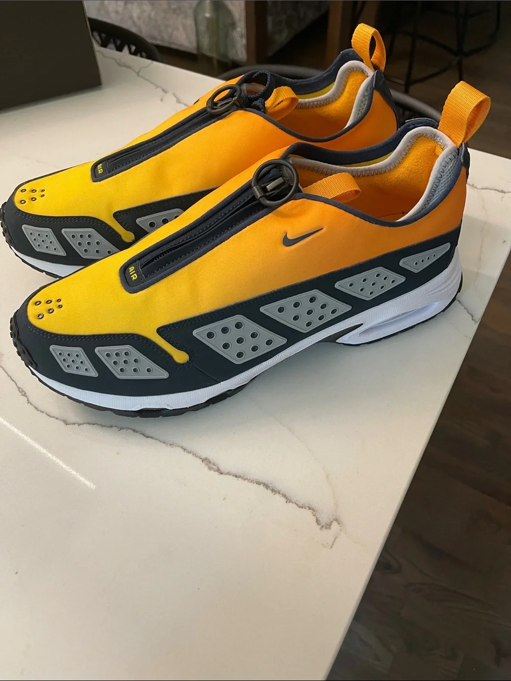Air Max Sndr Canyon Gold (never worn)